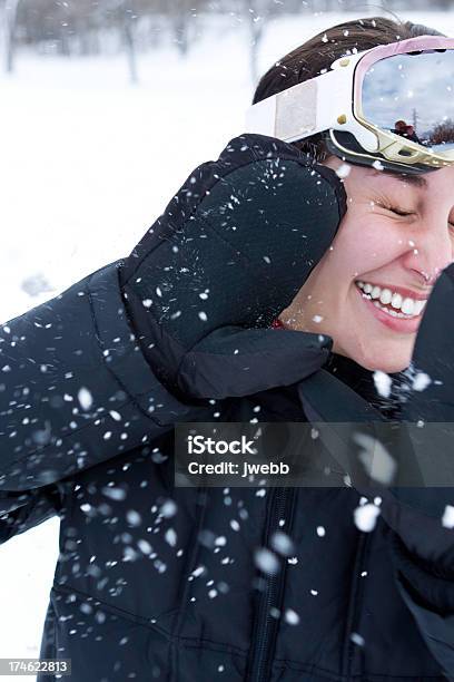 Jugando En La Nieve Foto de stock y más banco de imágenes de 20 a 29 años - 20 a 29 años, Actividad después de esquiar, Actividades y técnicas de relajación