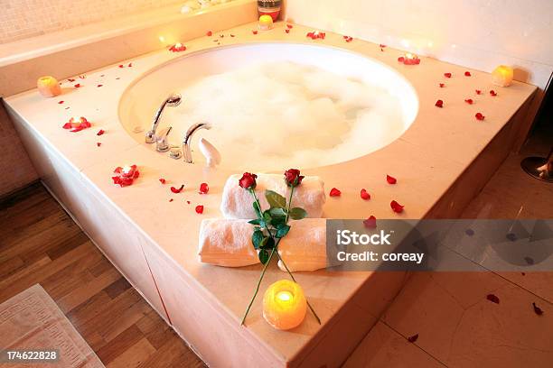 Jacuzzi - zdjęcia stockowe i więcej obrazów Wanna - Wanna, Świeca, Bańka