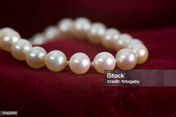 Photo libre de droit de Perles banque d'images et plus d'images libres de droit de Bijou - Bijou, Blanc, Cadeau