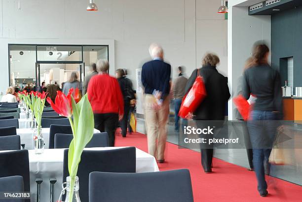 Photo libre de droit de Gens Daffaires Dans Le Palais Des Congrès banque d'images et plus d'images libres de droit de Salon professionnel - Salon professionnel, Centre de conférences, Marketing