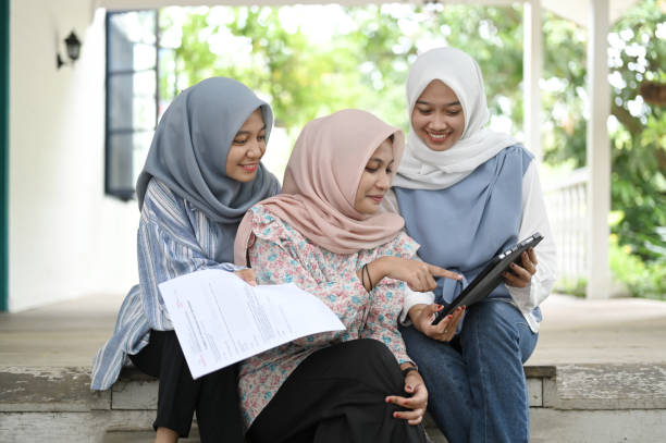 Digital joint financial planning Digital financial planning together on the terrace of the house sharia stock pictures, royalty-free photos & images