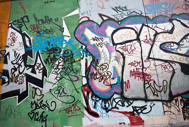 parede de graffiti - crime graffiti city forbidden - fotografias e filmes do acervo