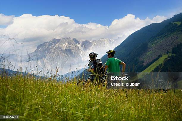 Foto de Panorama Mountain Bike e mais fotos de stock de Adulto - Adulto, Artigo de vestuário para cabeça, Atividade