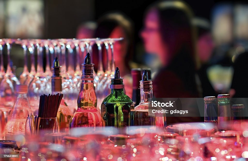 Butelki i okulary - Zbiór zdjęć royalty-free (Alkohol - napój)
