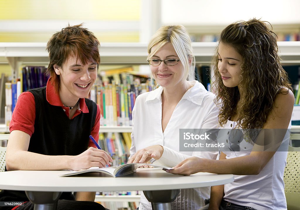 teenage Studenten: Bibliothek-research - Lizenzfrei Kooperation Stock-Foto