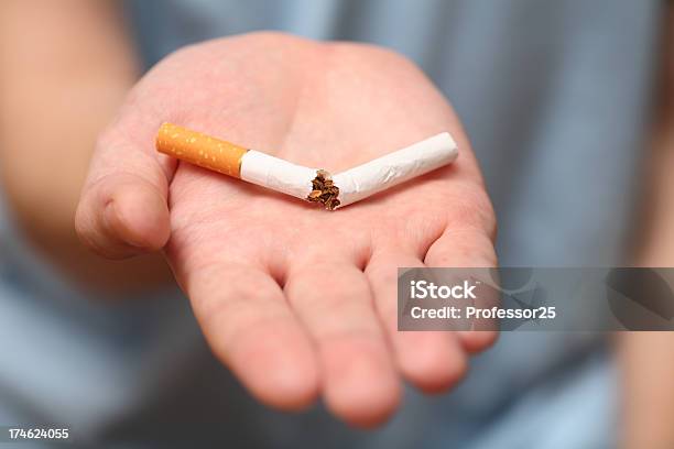 Fumadores Hoy Mismo Foto de stock y más banco de imágenes de Adicción - Adicción, Adicto, Cigarrillo