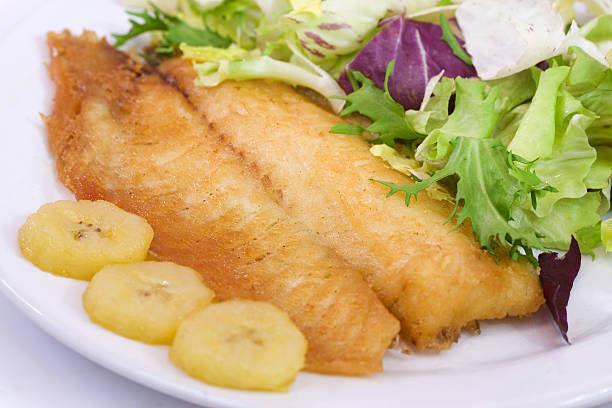 ensalada de pescado y de banana - prepared fish dolphin fish halibut grilled fotografías e imágenes de stock