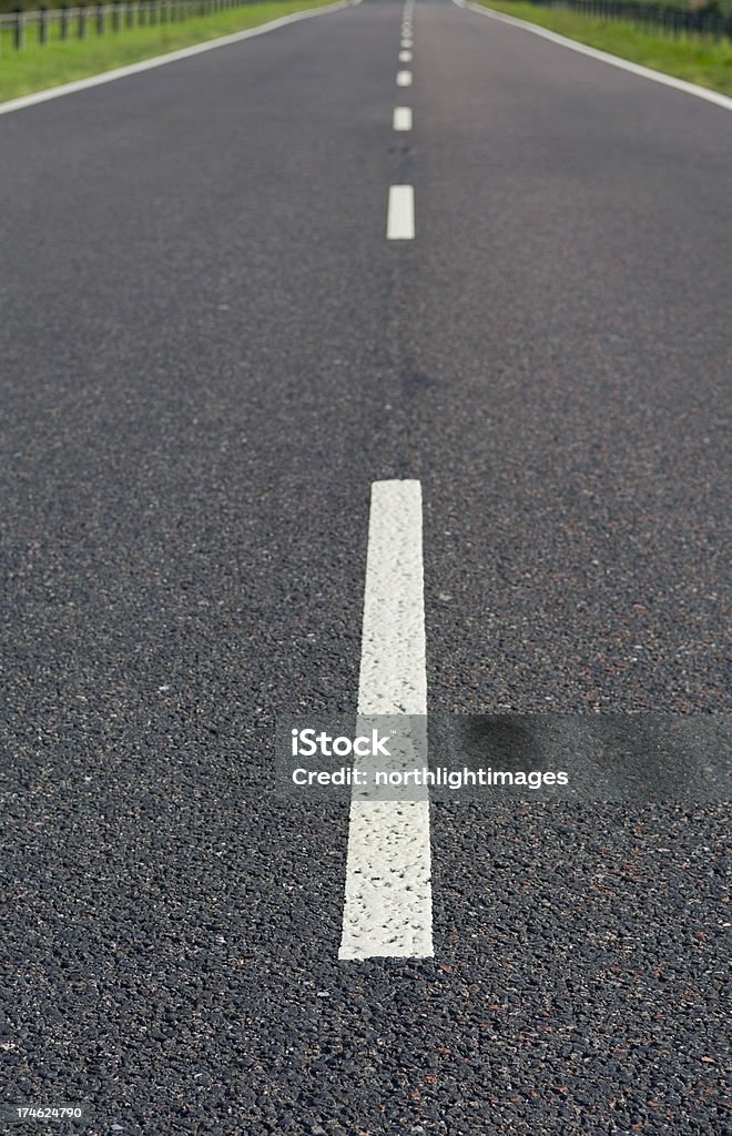 Lignes blanches sur main road - Photo de Ligne en pointillés libre de droits
