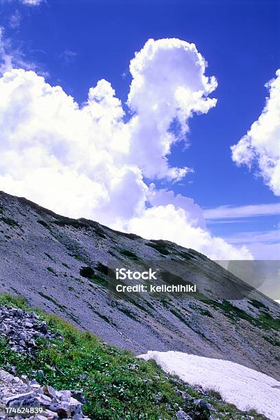 Облака На Горы — стоковые фотографии и другие картинки Вертикальный - Вертикальный, Вулкан, Гора