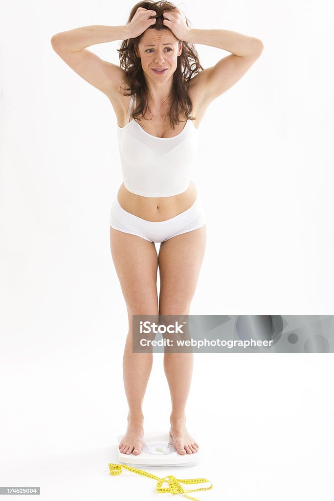 Недоволен женщина на вес масштаба - Стоковые фото Белый роялти-фри