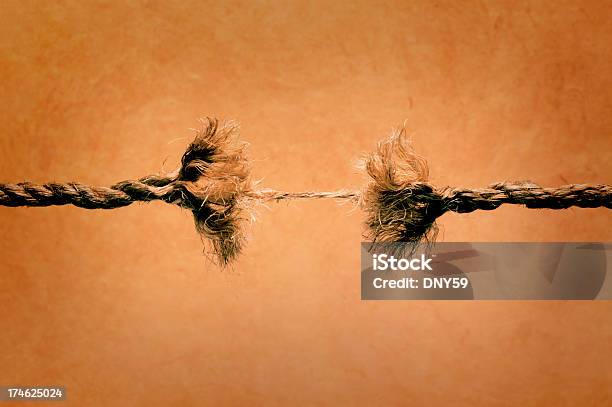 Unraveling Corda Sobre A Quebrar Contra Fundo Castanho - Fotografias de stock e mais imagens de Fotografia - Imagem