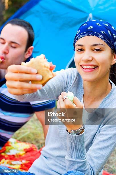 Casal Jovem Tendo O Pequenoalmoço Na Selva - Fotografias de stock e mais imagens de Acampar - Acampar, Adolescente, Alimentação Saudável