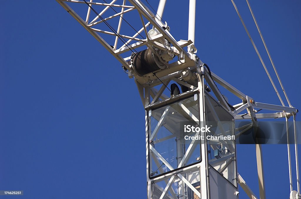 Gru contro il cielo blu primo piano - Foto stock royalty-free di Acciaio