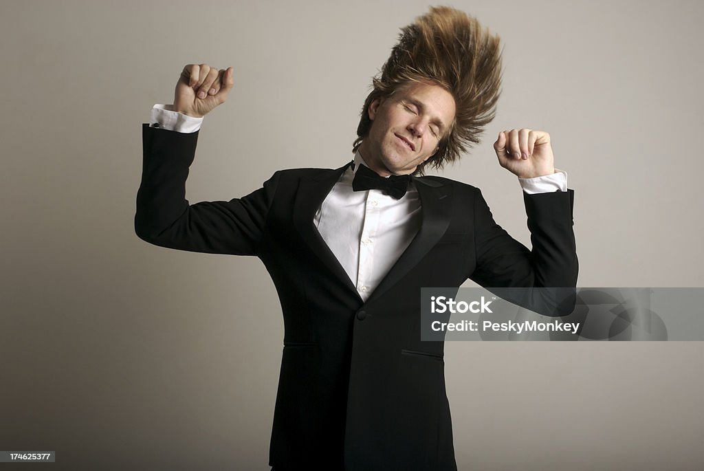 Homem com longo cabelo loiro a celebração Dança No Smoking - Royalty-free Homens Foto de stock