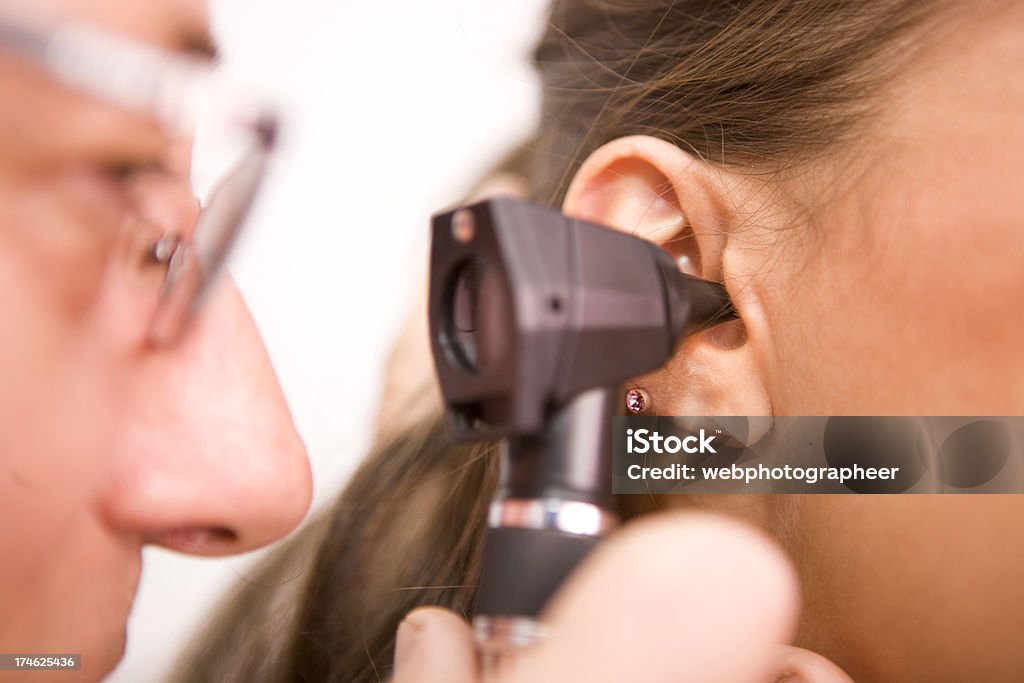 청력보조용 검사 XXL - 로열티 프리 귀 검사 스톡 사진