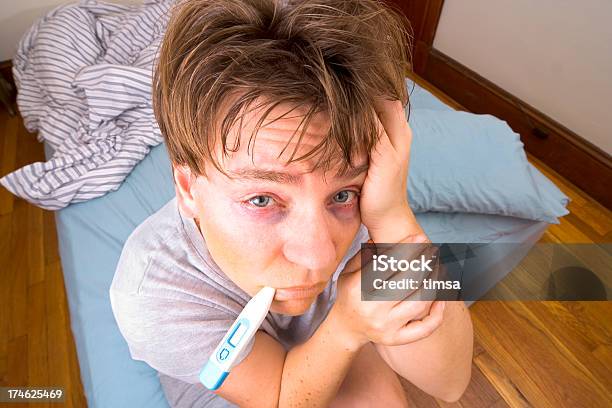 Bardzo Źle - zdjęcia stockowe i więcej obrazów Przeziębienie i grypa - Przeziębienie i grypa, Choroba, Termometr