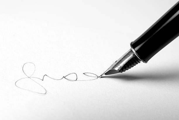 firma de un contrato - signature isolated fountain pen fotografías e imágenes de stock