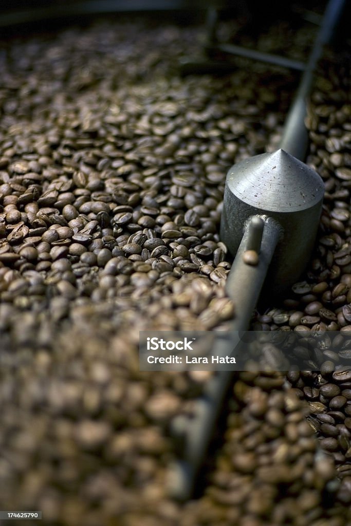 Chicchi di caffè in macchina da forno - Foto stock royalty-free di Agricoltura