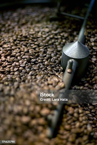 Coffee Beans В Roasting Machine — стоковые фотографии и другие картинки Machinery - Machinery, Ароматический, Без людей