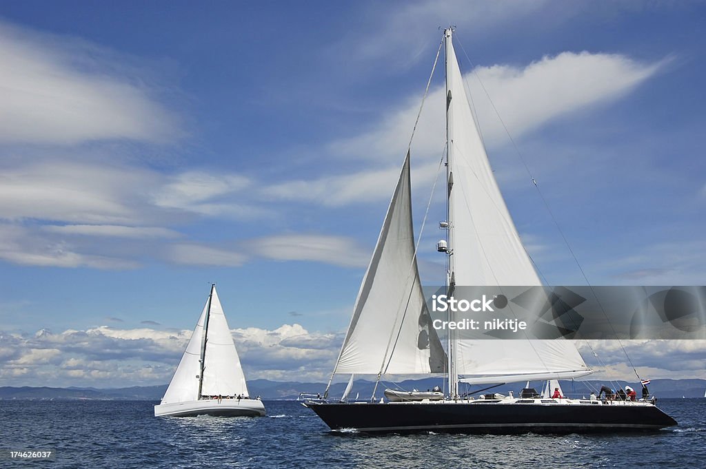 海で 2 つのヨット - Horizonのロイヤリティフリーストックフォト