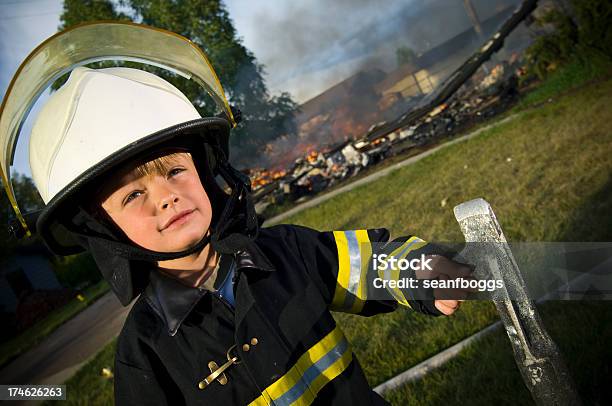 Little Pompiere - Fotografie stock e altre immagini di Bambini maschi - Bambini maschi, Bambino, Caserma dei pompieri