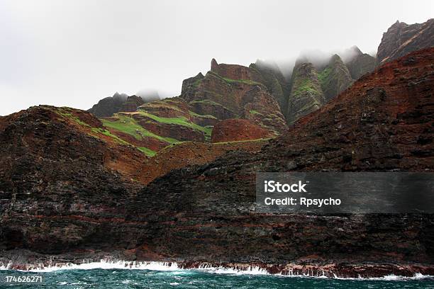 Acantilados De La Costa De Na Pali Foto de stock y más banco de imágenes de Acantilado - Acantilado, Agua, Aire libre