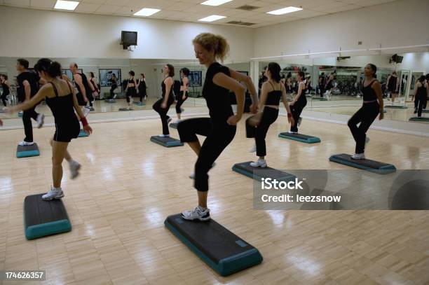 Aula De Aeróbica - Fotografias de stock e mais imagens de Um Degrau - Um Degrau, Aeróbica, Aula de Exercício Físico