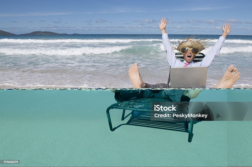 Turista celebra en traje de hombre de negocios con ordenador portátil en la playa Tropical - Foto de stock de Azul libre de derechos