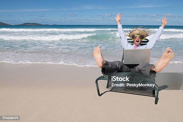 Turista Celebra En Traje De Hombre De Negocios Con Ordenador Portátil En La Playa Tropical Foto de stock y más banco de imágenes de Azul