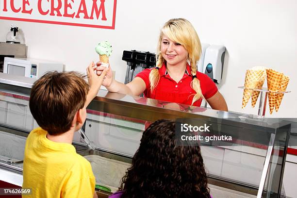 Helado De Clientes Foto de stock y más banco de imágenes de Adolescente - Adolescente, Comprar, Helado - Comida dulce congelada