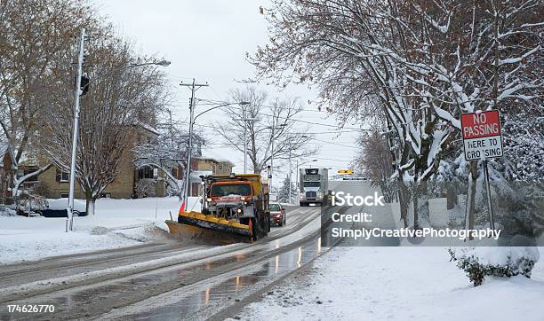 Dia De Neve - Fotografias de stock e mais imagens de Camião - Camião, Estrada, Estrada Urbana