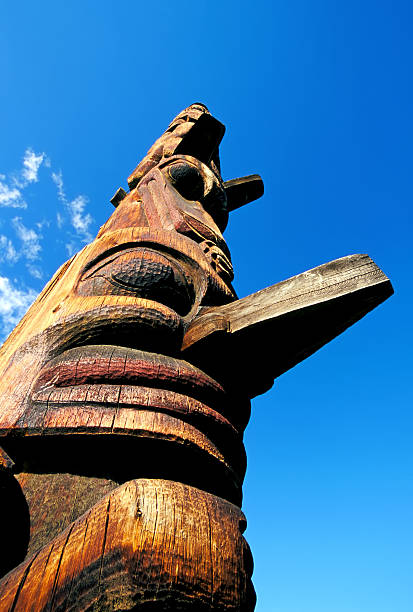 mastro totémico 2 - native american statue wood carving imagens e fotografias de stock