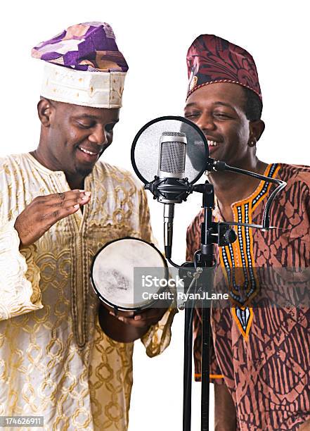 Canta Y Riendo Músicos De África Occidental Foto de stock y más banco de imágenes de Nigeria - Nigeria, Cantar, Músico