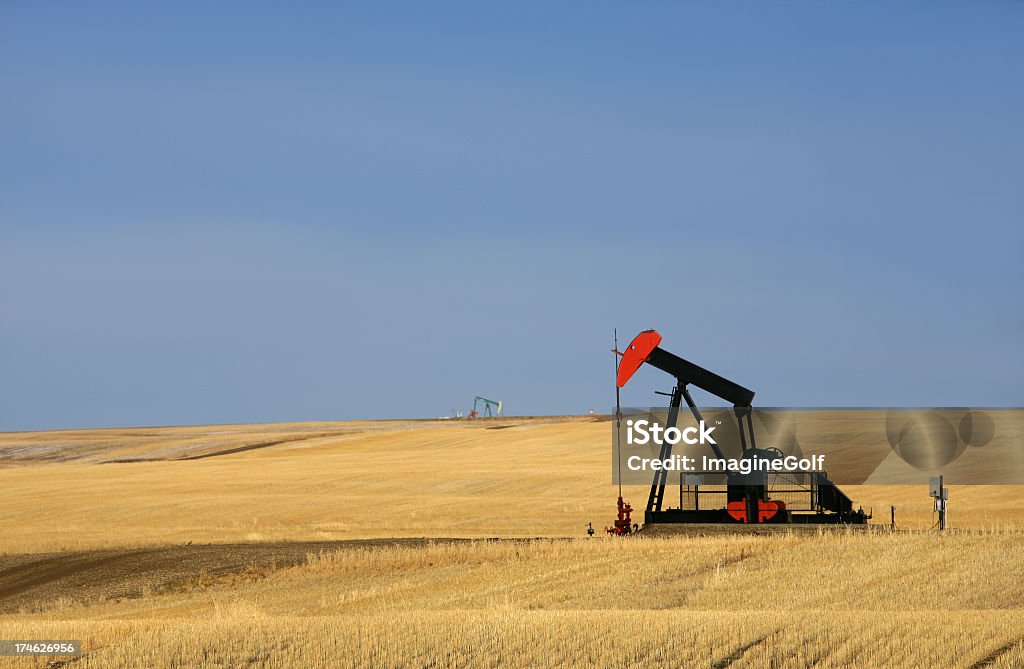 레드 Pumpjack on Oilfield 텍사스 - 로열티 프리 검은색 스톡 사진