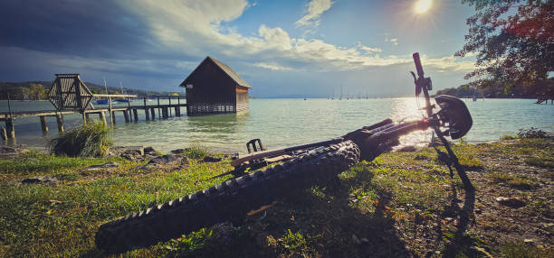 Fahrrad mit Seepanorama und Sonnenschein