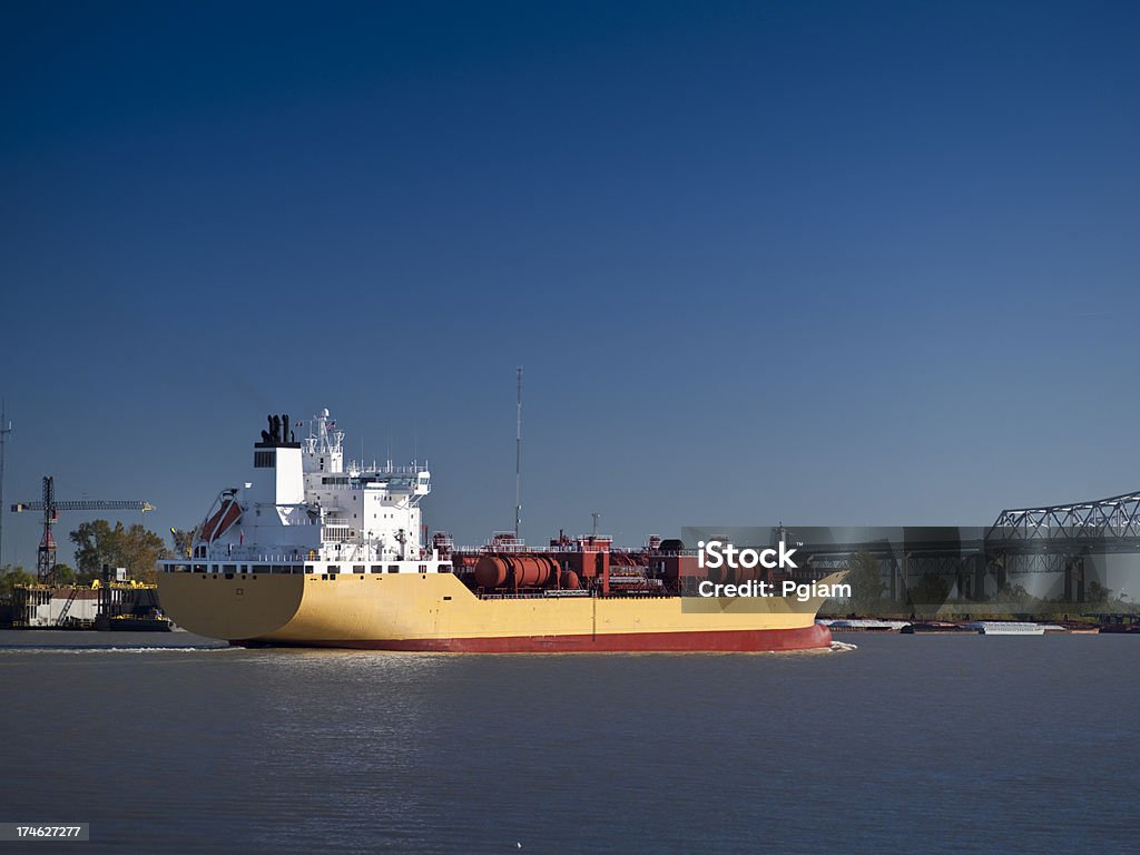 Barco de carga en el río Mississippi. - Foto de stock de Manufacturar libre de derechos