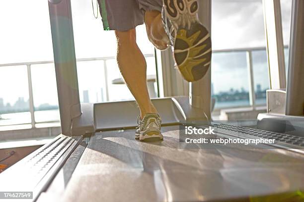 Foto de Exercício Em Uma Esteira e mais fotos de stock de A caminho - A caminho, Academia de ginástica, Adulto