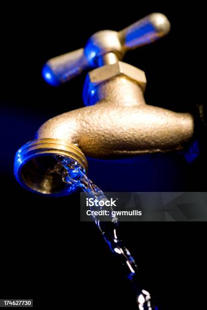 Wasserhahn Läuft Stockfoto und mehr Bilder von Aufnahme von unten - Aufnahme von unten, Ausrüstung und Geräte, Blau