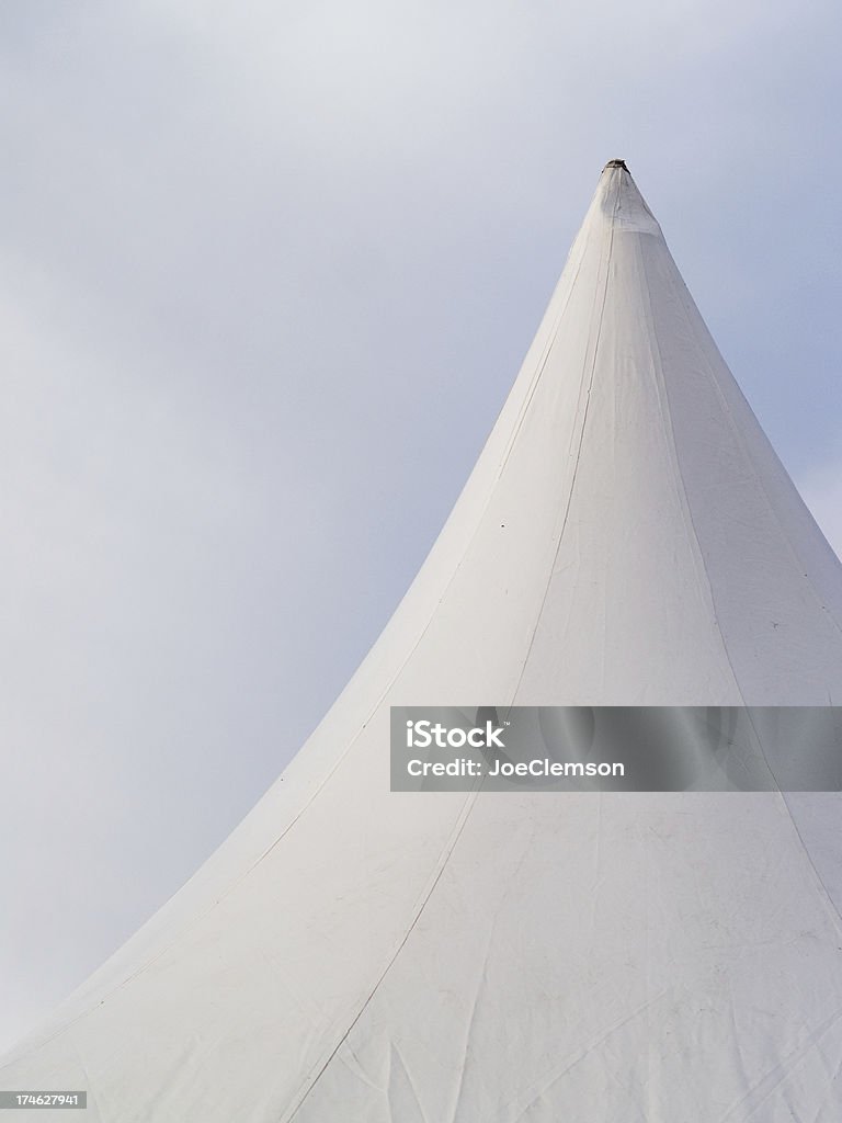 Белый Коническая Тент apex - Стоковые фото Абстрактный роялти-фри