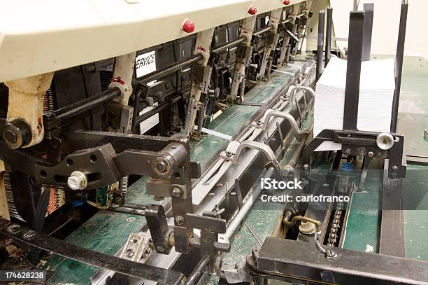 Foto de Máquina De Correspondência e mais fotos de stock de Machinery - Machinery, Correio - Correspondência, Escritório de Classificação Postal