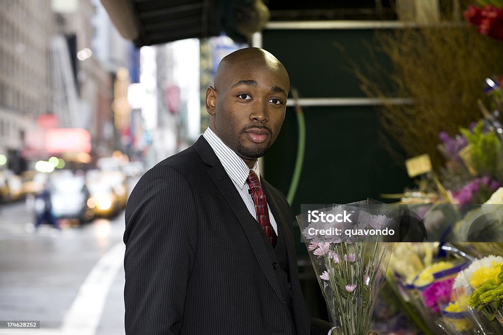 Afro-americano Homem Jovem compra buquê de flores do lado de fora - Foto de stock de Homens royalty-free