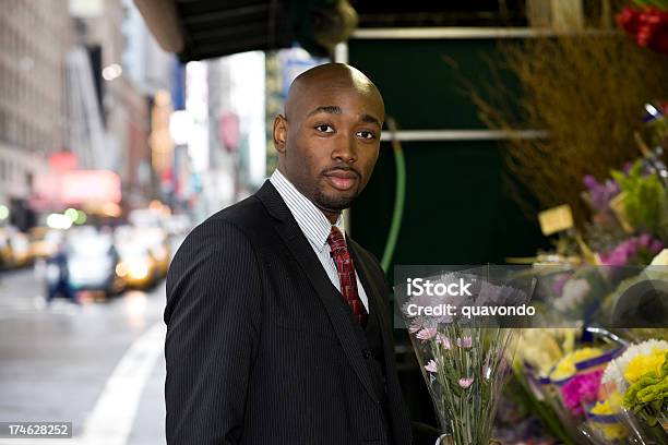 Foto de Afroamericano Homem Jovem Compra Buquê De Flores Do Lado De Fora e mais fotos de stock de Homens
