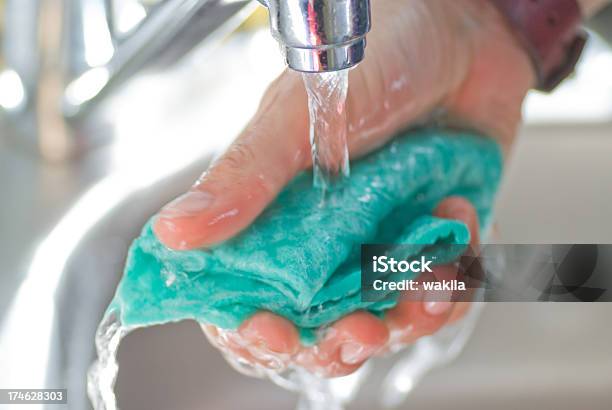 Pulizia Con Acqua Fresca - Fotografie stock e altre immagini di Straccio - Straccio, Bagnato, Materiale tessile