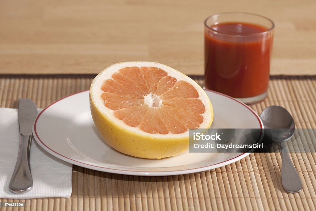 Half Graperfruit et jus de légumes petit déjeuner - Photo de Agrume libre de droits