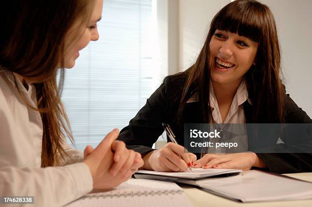 Jovem Feliz Colegas De Trabalho - Fotografias de stock e mais imagens de 20-29 Anos - 20-29 Anos, Adulto, Beleza