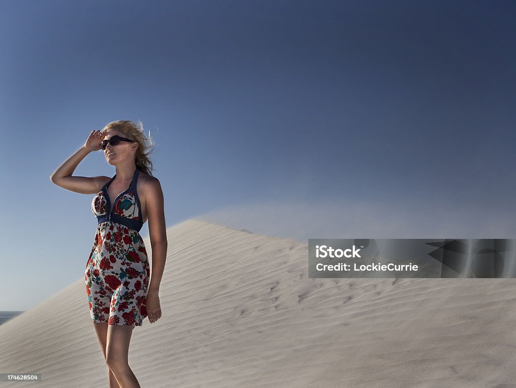 Mujer en el desierto - Foto de stock de Actividad libre de derechos