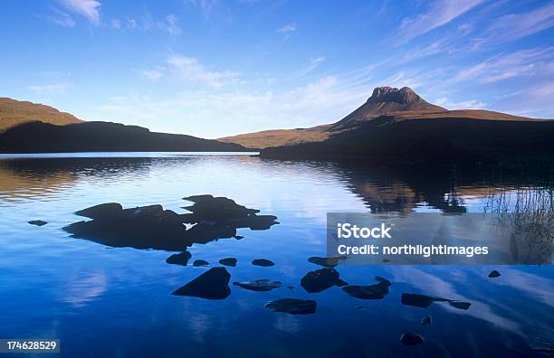 Stac Pollaidh Do Lago Lurgainn - Fotografias de stock e mais imagens de Ao Ar Livre - Ao Ar Livre, Arenito, Azul