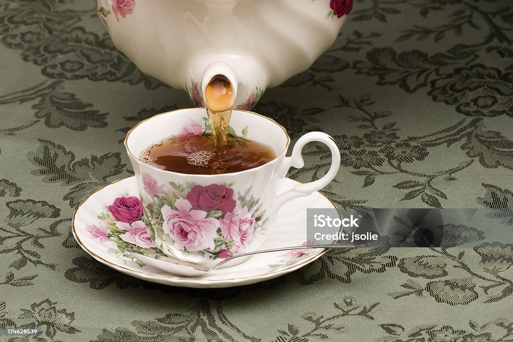 Chá, sendo servido em uma taça - Foto de stock de Chá - Bebida quente royalty-free
