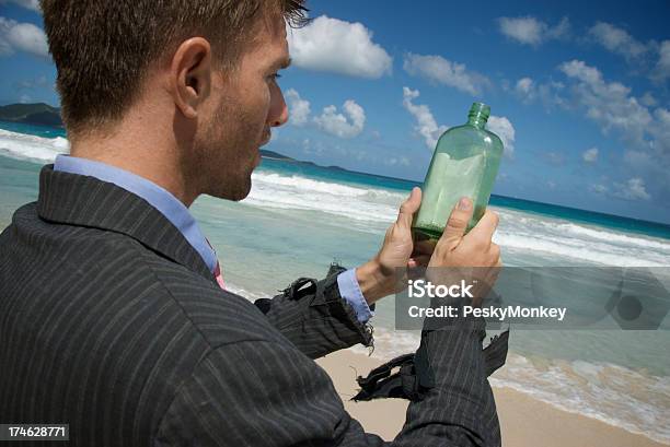 Náufrago Empresário Mensagem Numa Garrafa - Fotografias de stock e mais imagens de Náufrago - Náufrago, Garrafa, Homem de Negócios