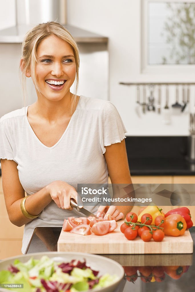 Glückliche junge Frau Schneiden Gemüse - Lizenzfrei Arbeiten Stock-Foto
